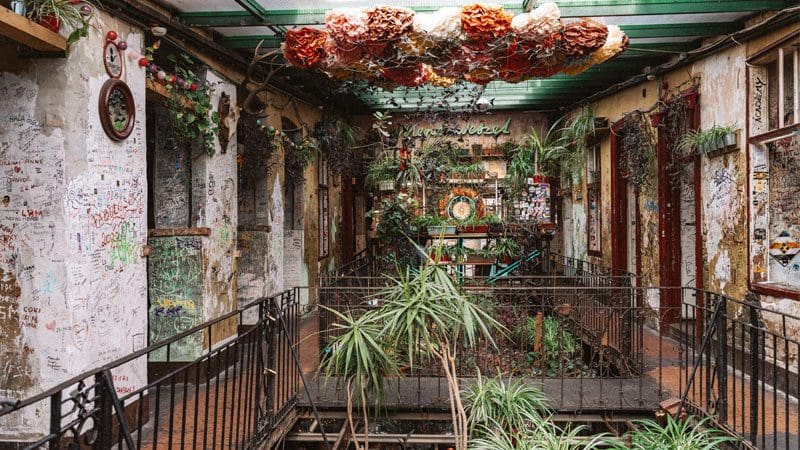 ruin bar szimpla kert interior